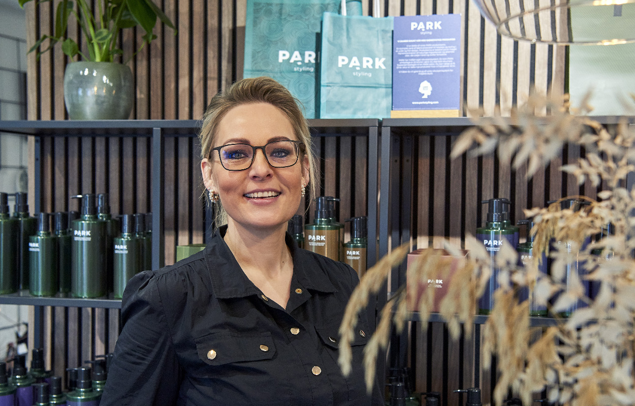 Mette greb chancen for at blive selvstændig og er i dag hele familiens frisør