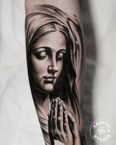 Tattoo Studio 96 Aarhus viser et realistisk Jomfru Maria-portræt udført af Alejandro