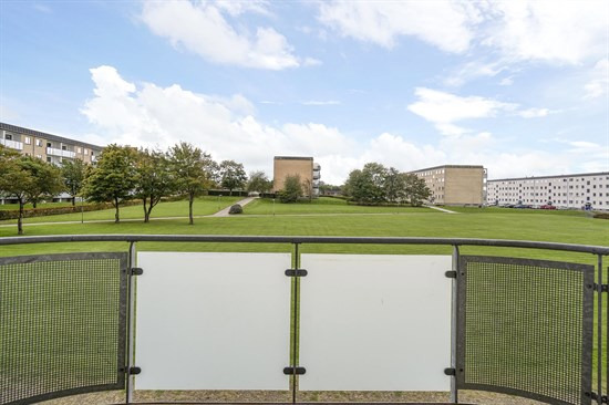 Rummelig og indbydende 3-værelses lejlighed med stor skøn sydvendt altan!