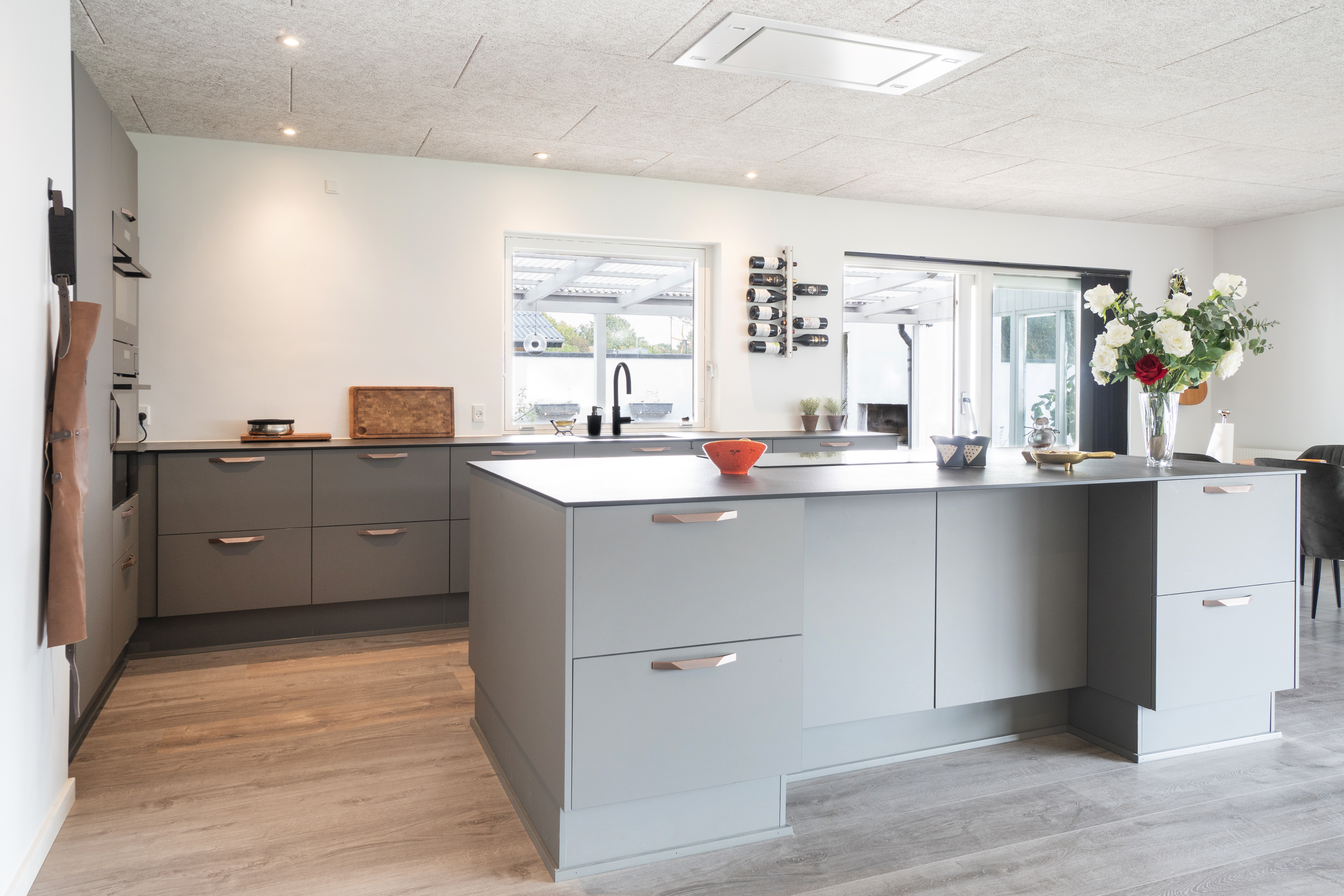 Rummelig og moderniseret villa tæt på skole