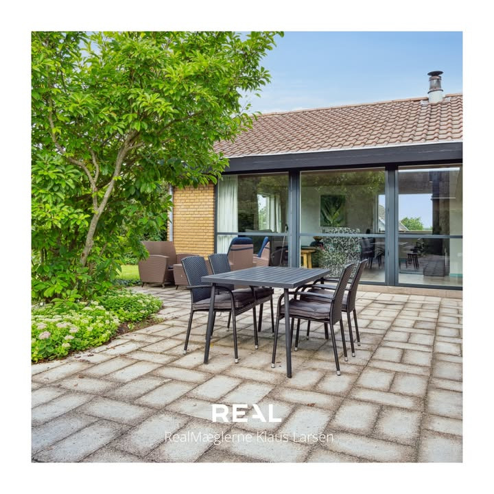 RealMæglerne Klaus Larsen: Villa med fjordudsigt i Assentoft til salg