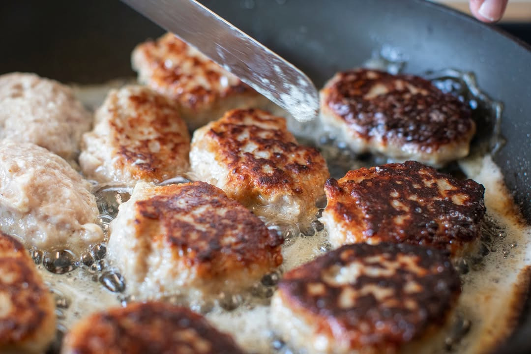 Frederiksberg Kødforsyning introducerer dagens ret: Hjemmelavede frikadeller med stuvet spidskål