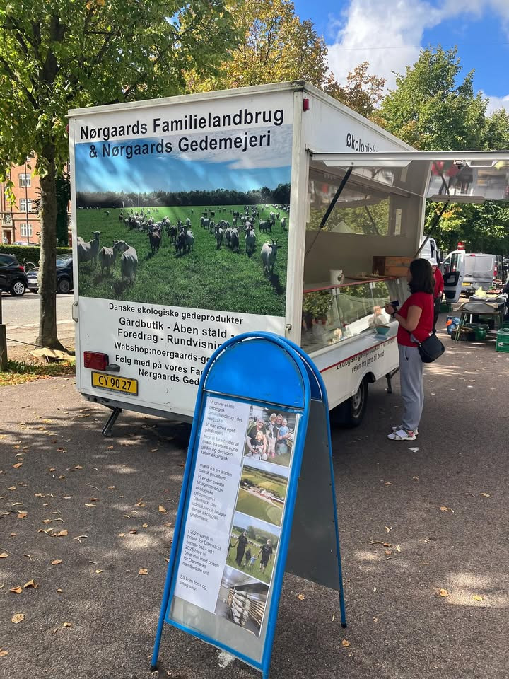 Fru Hansens Butik & Café byder på smagsprøver på gedeoste fra Nørgaards Geder i dag