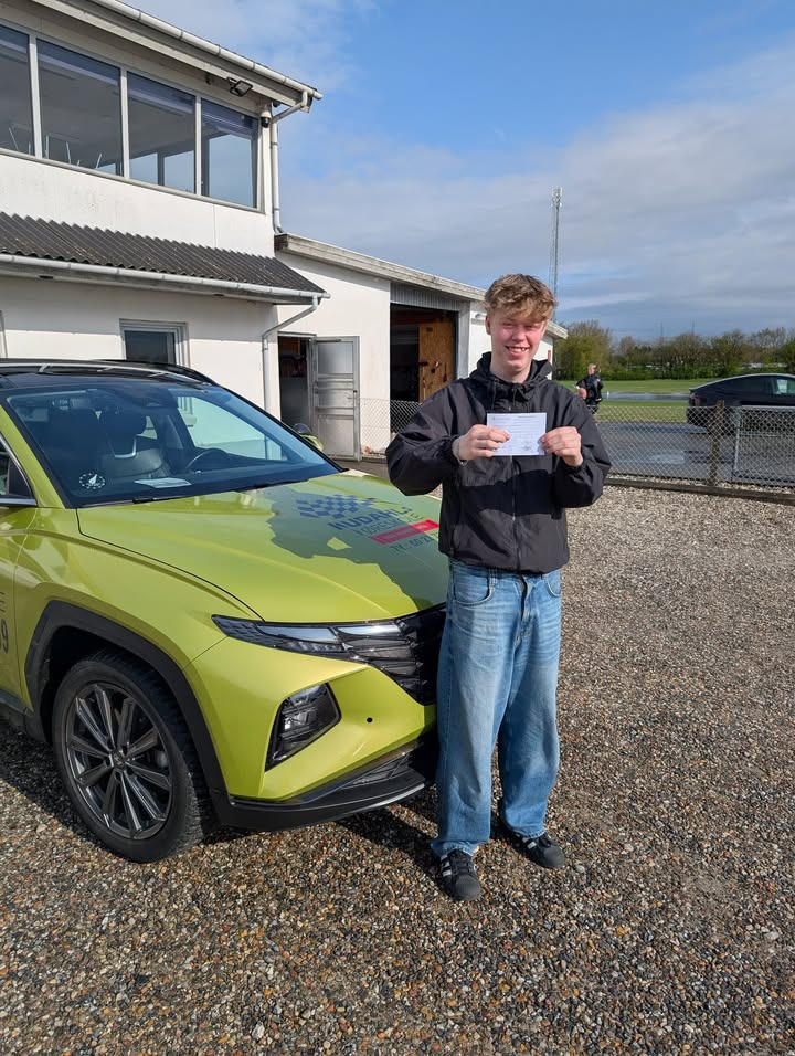Malthe får sit kørekort hos Kudahls Køreskole