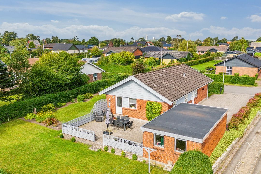 Ejendomsmæglerne Hansen & Thoft: ny skarp pris på etplansvilla med stor have i Aalborg Øst