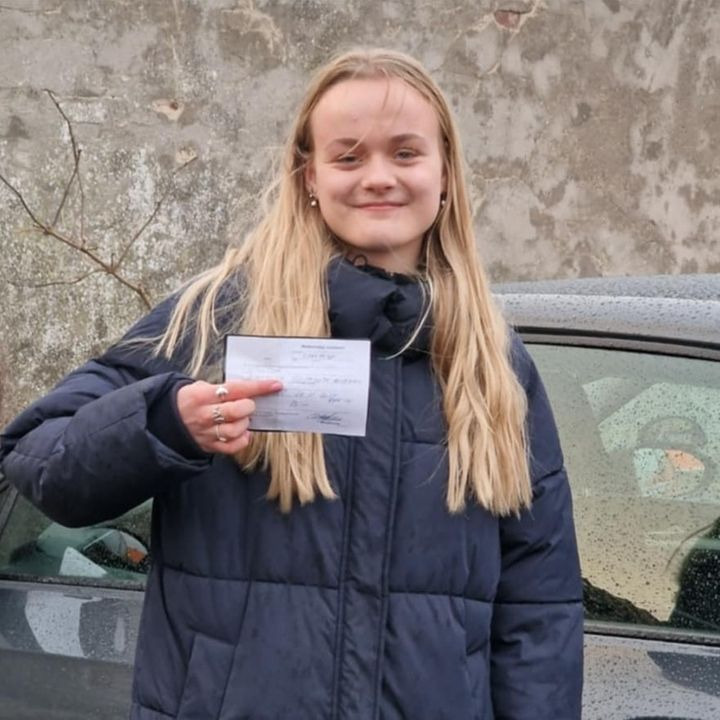 Guldkortet ApS fejrer Mathildes succes med kørekortet i regnfulde november