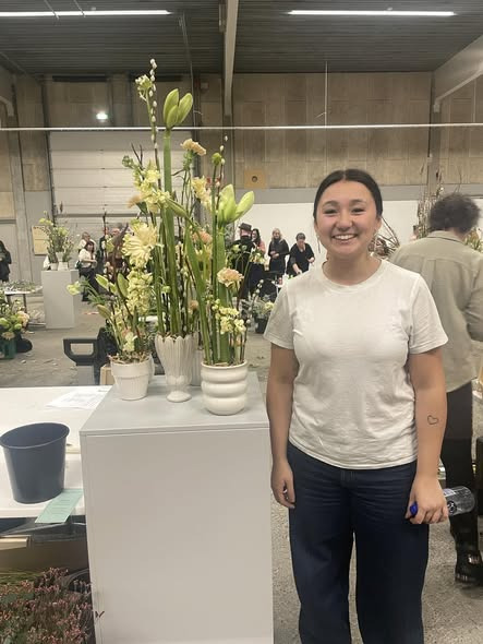 Emilia deltager i distriksmesterskab for florister med flotte resultater
