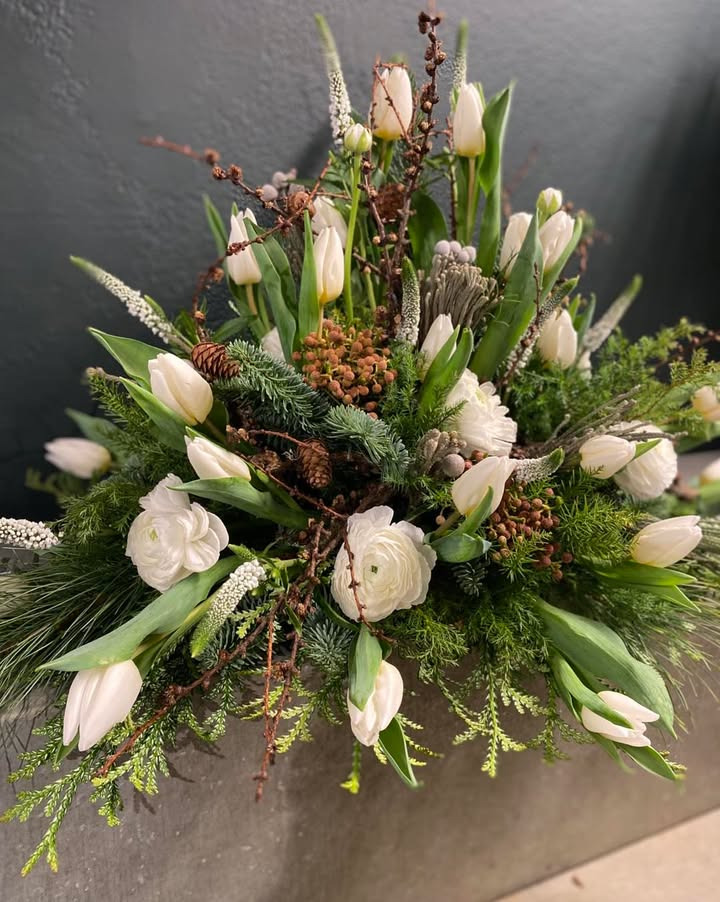 Florist Pernille DB: Vinterdekoration med smukke blomster i sorgbinderi