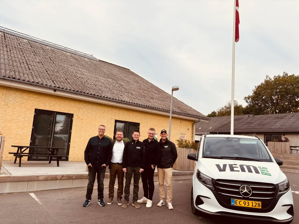 Mejrup Kultur- og Fritidscenter sikrer navnesponsorat med VEM Byg til opgradering af multisalen