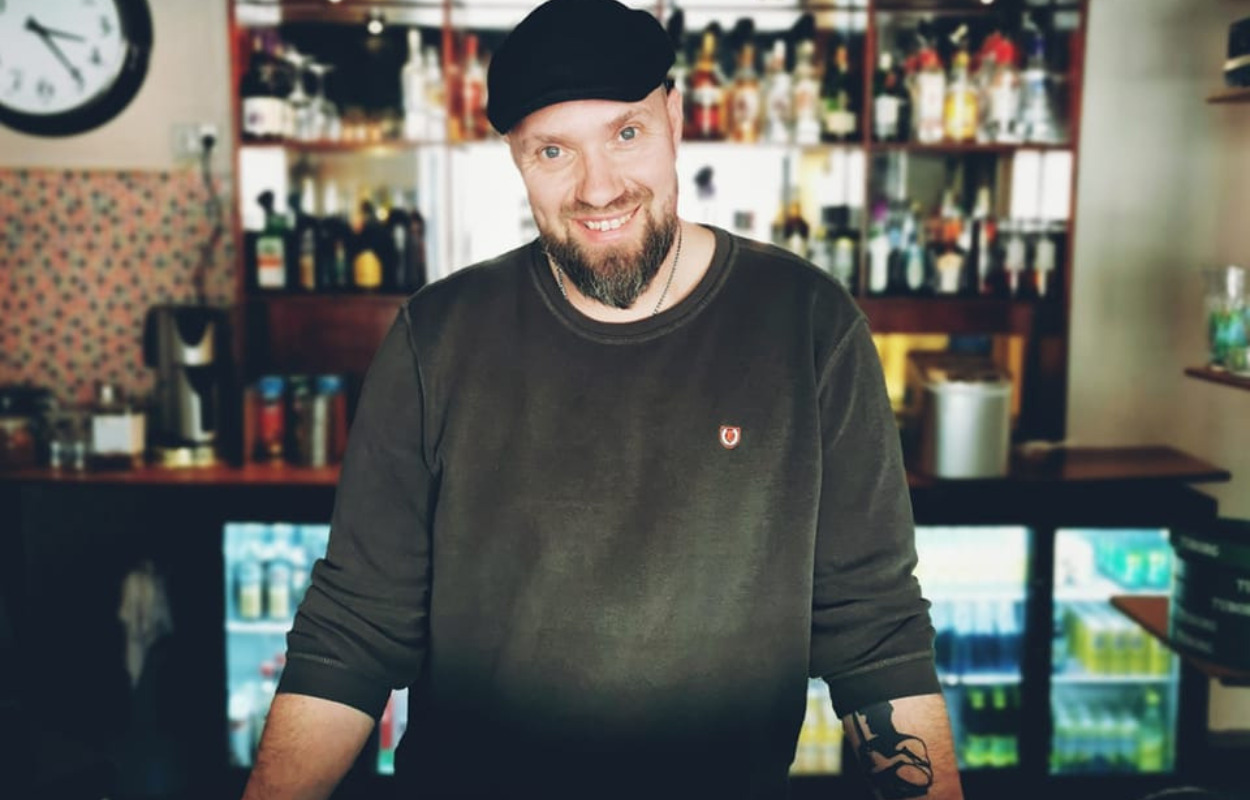 Johnny udlever sin drøm efter han overtog historisk værtshus: “Frederik 7-tal dyrker fællesskabet og hylder historien”