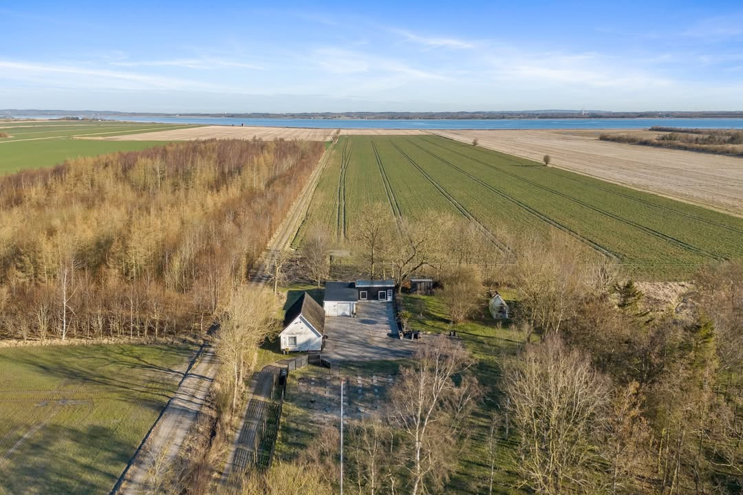 Mæglerhuset Aalborg præsenterer naturskøn grund tæt på fjorden nær Storvorde