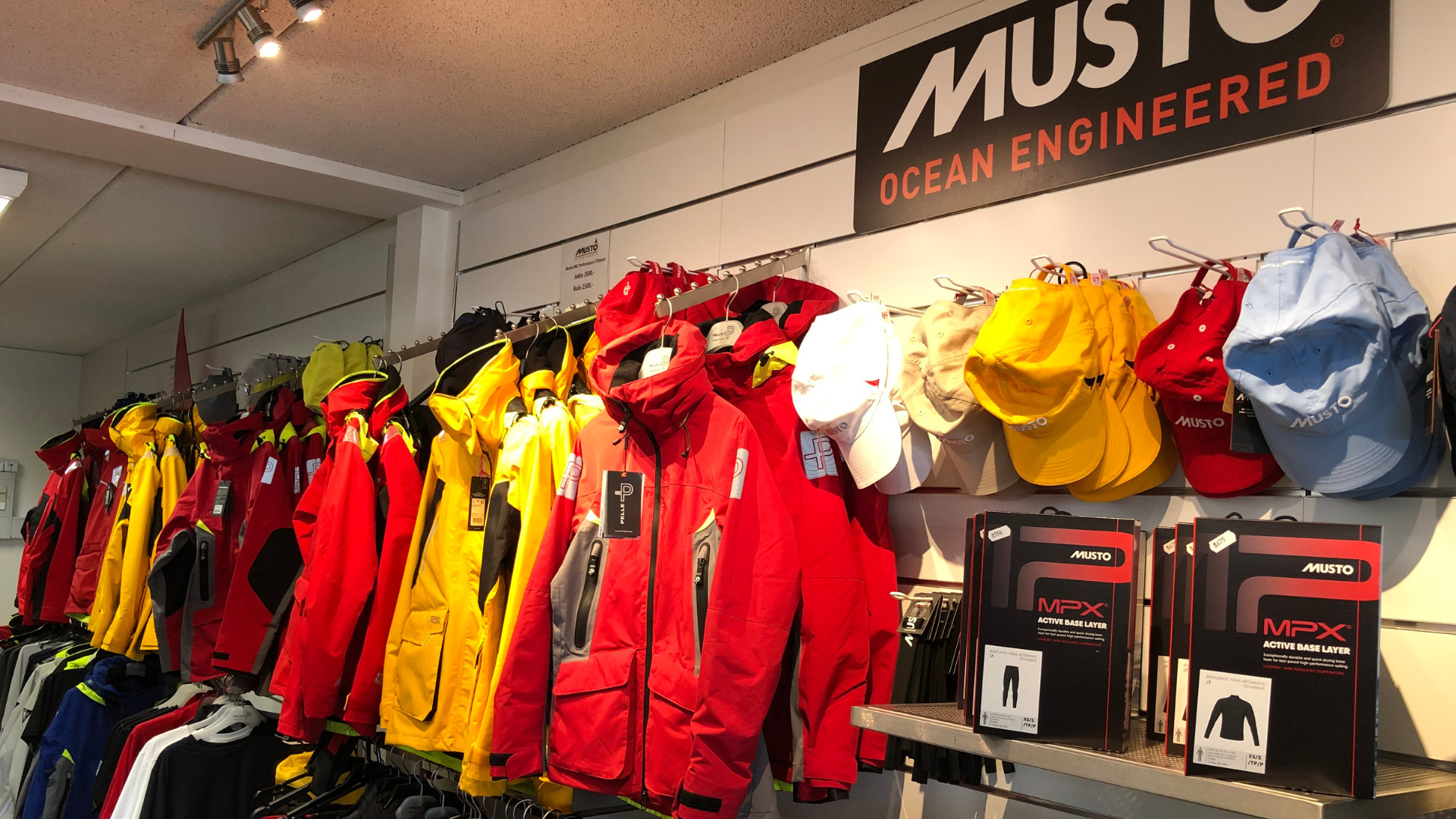 En billig pris kan friste – men dårlig kvalitet koster. Bliv ikke skuffet med sejlertøj fra Egmose Marine Center 