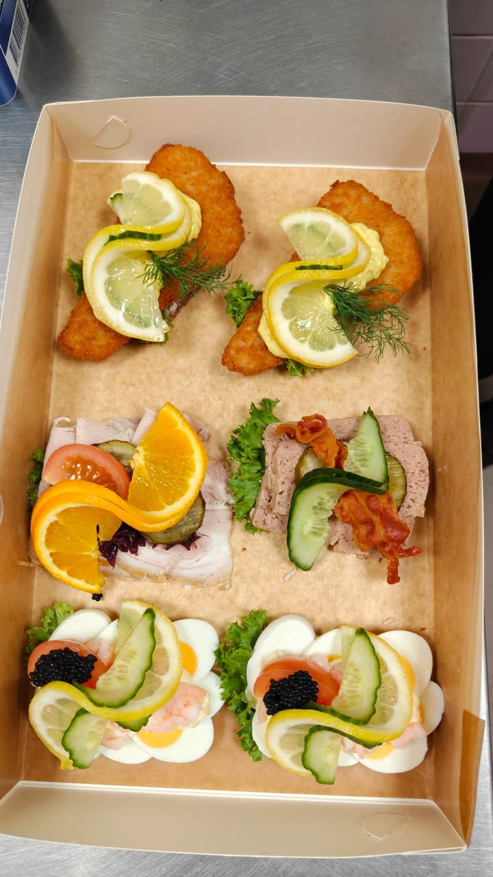 Meny Klarup fylder disken med frisklavet smørrebrød til 28 kr. pr. styk