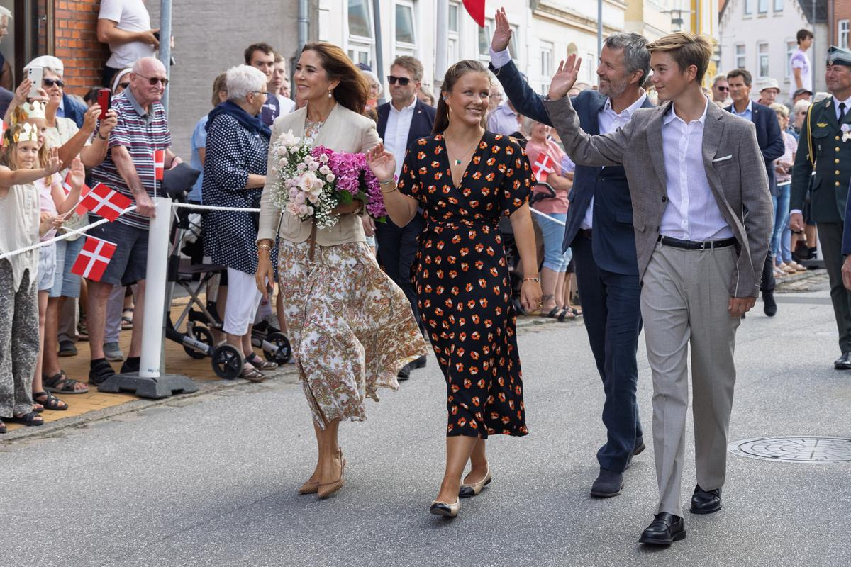 Kongeparret fejres med officiel modtagelse i Gråsten ved sommerophold på Graasten Slot