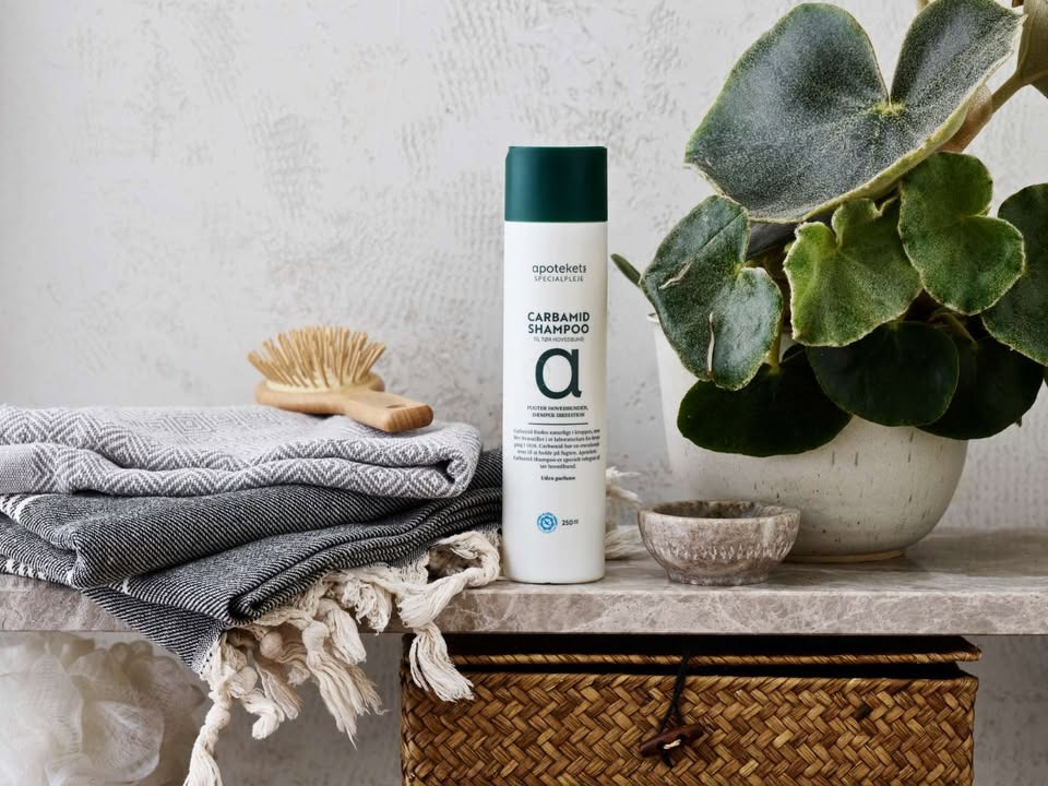 Ikast Apotek præsenterer Carbamid Shampoo for tør og irriteret hovedbund