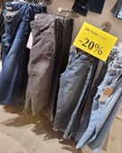 Børneshoppen Brønderslev tilbyder 20% rabat på jeans til børn 0-16 år
