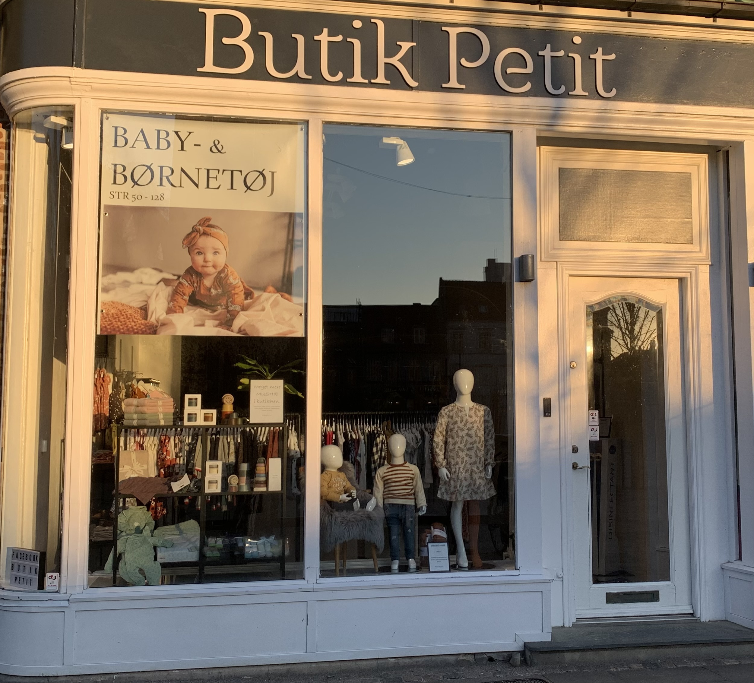 Butik Petit fylder 2 år