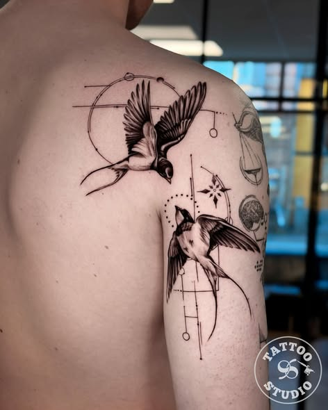 Tattoo Studio 96 i Aalborg tilbyder tidløst svaledesign med moderne twist
