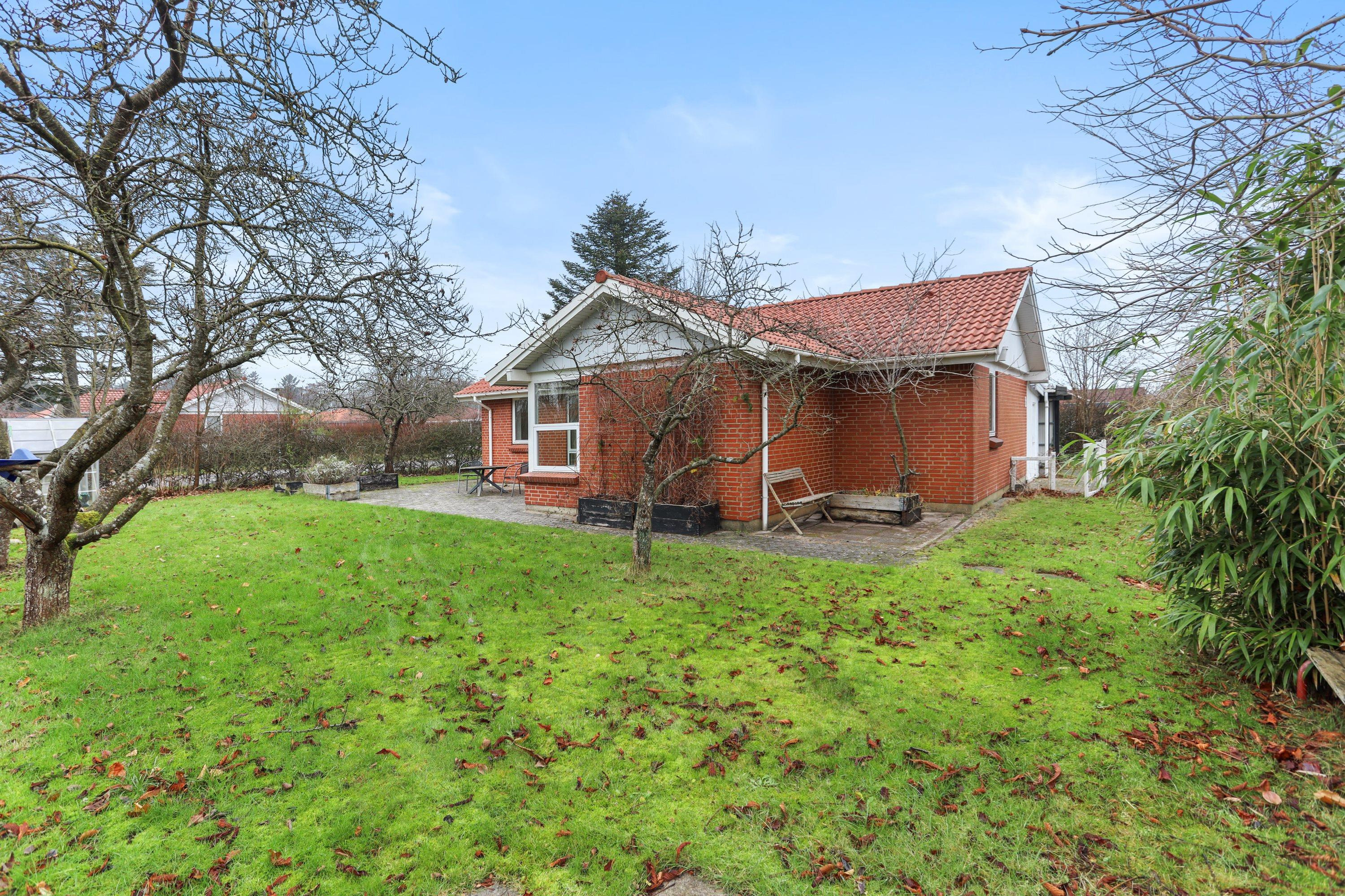 Andel med lav ydelse: Lys etplansvilla med 3 værelser og fantastisk udemiljø