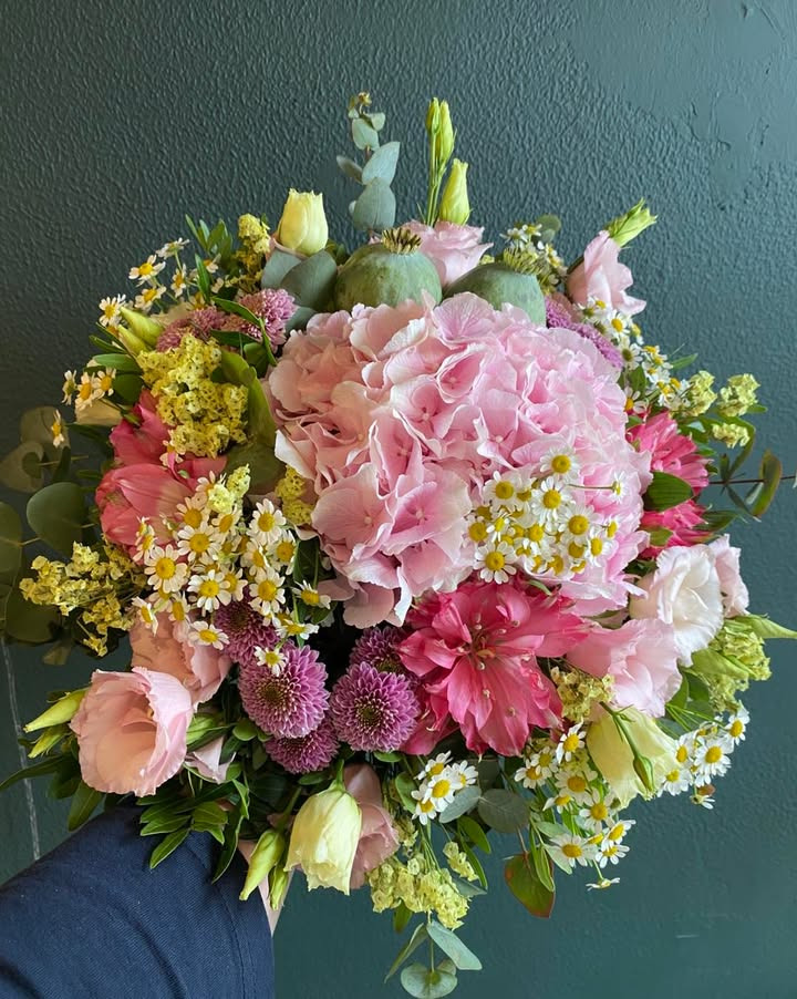 Florist Pernille DB introducerer sommeråbningstider med kærlighed til buketter