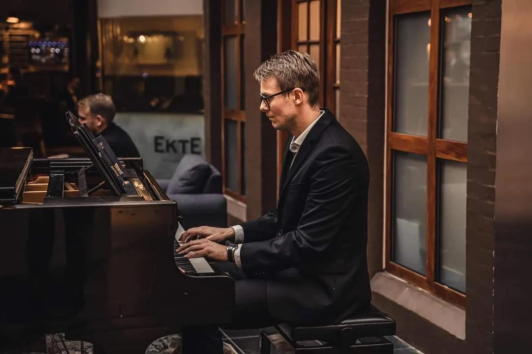 Mejrup Kultur- og Fritidscenter inviterer til fællessang med Johan Aaen fredag aften