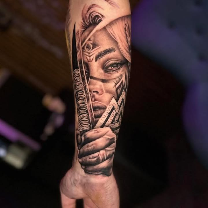 Ny tatovering med præcision og detaljer hos Mr. & Mrs. Tattoo