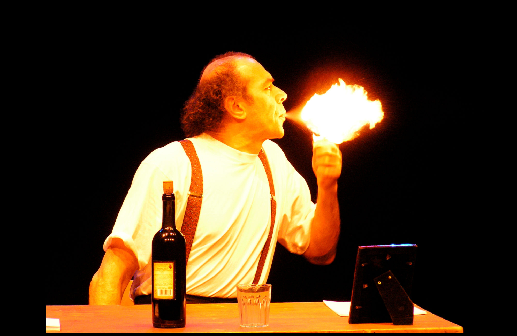 Oplev Paolo Nanis ordløse komedie på Viborg Teater