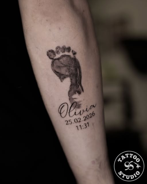 Tattoo Studio 96 Aarhus viser personlig tatovering med nyfødt fodaftryk