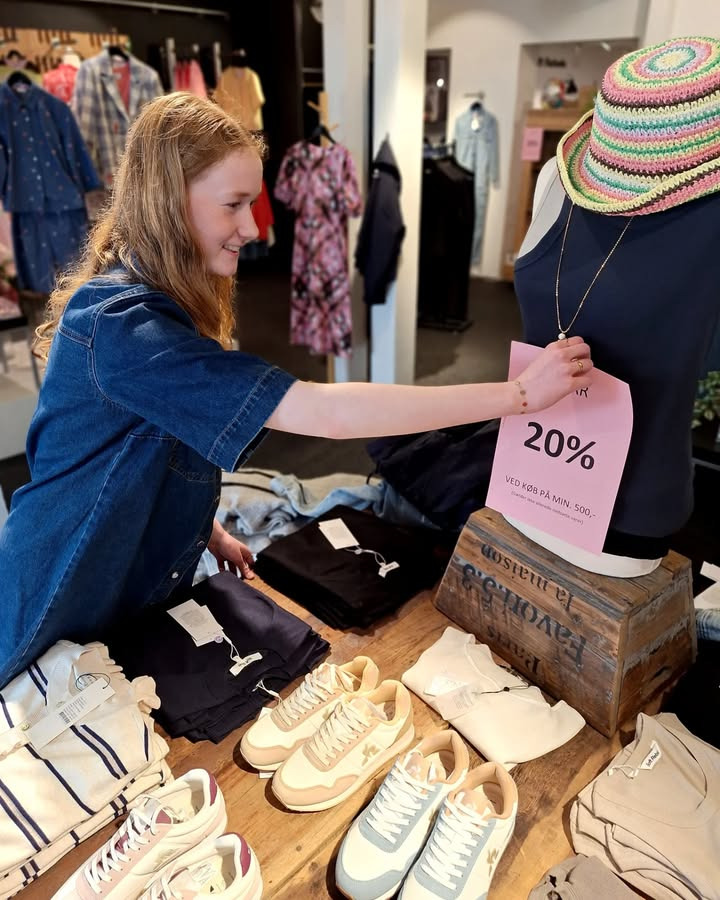 Ung praktikant hos Lux By Jakobsen er klar til at hjælpe med modesmarte valg og rabatter