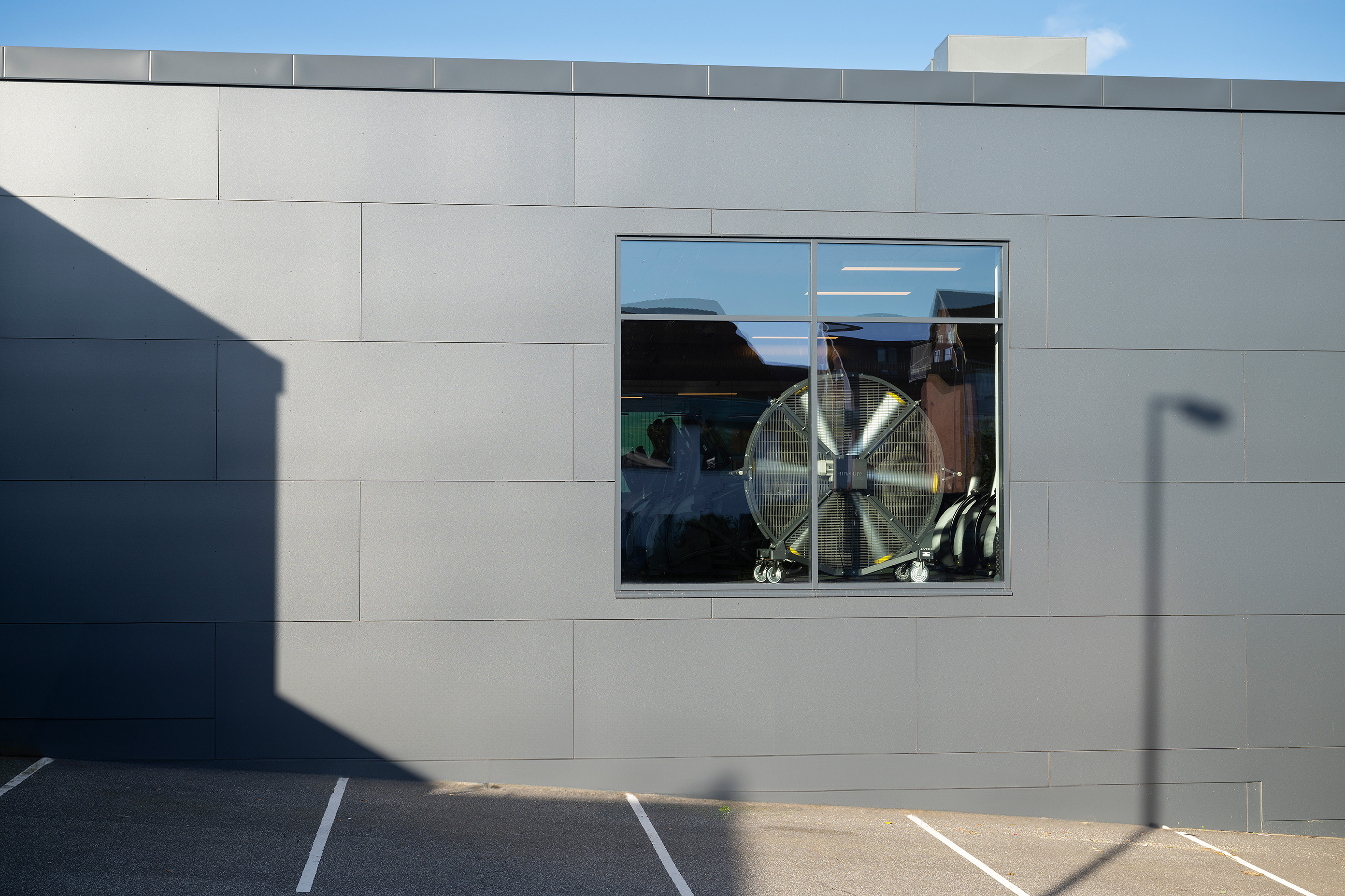 Skinnende fitness-facade puster nyt liv i Viby