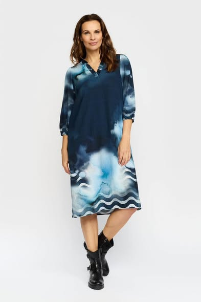 Skott Aalborg præsenterer ny 2-BIZ kjole med flæsedetaljer og lommer