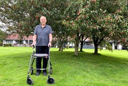 Efter fald: Palmi Jonsson fik hurtigt hjælp til at komme på benene igen