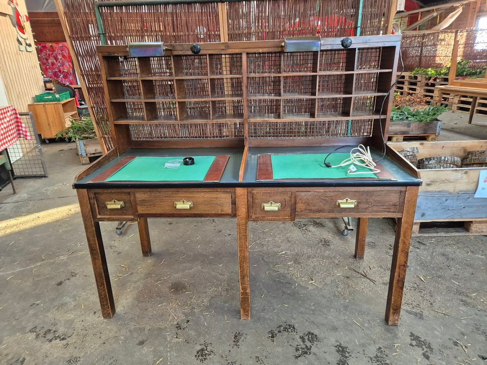 Jensen Jordbær byder velkommen og efterlyser grene til sultne kaniner – og har erhvervet historisk skrivebord