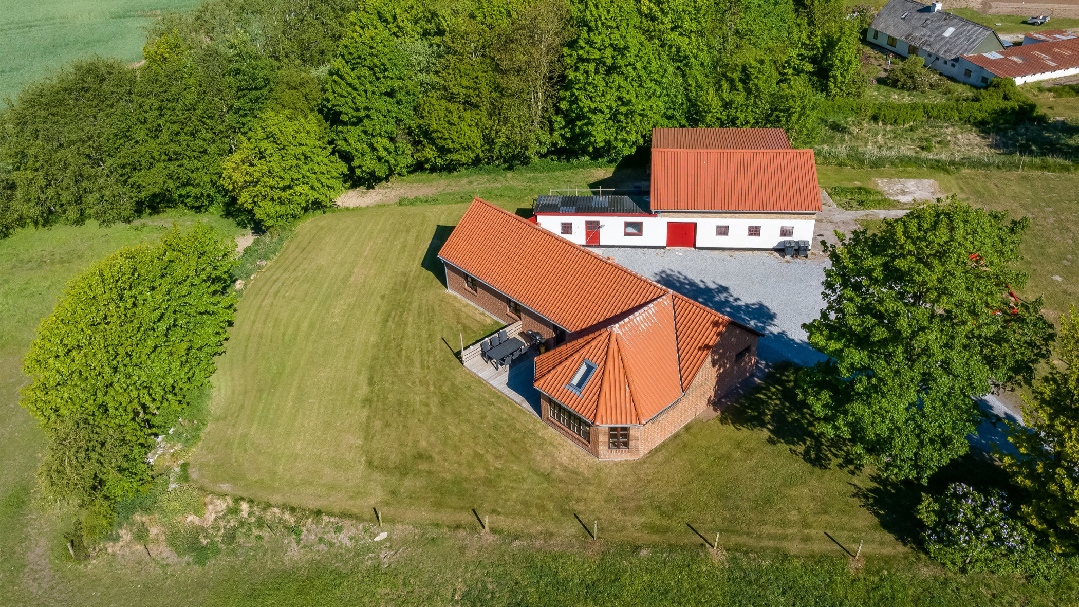 Skøn ejendom med mulighed for heste og med flot udsigt over engen.