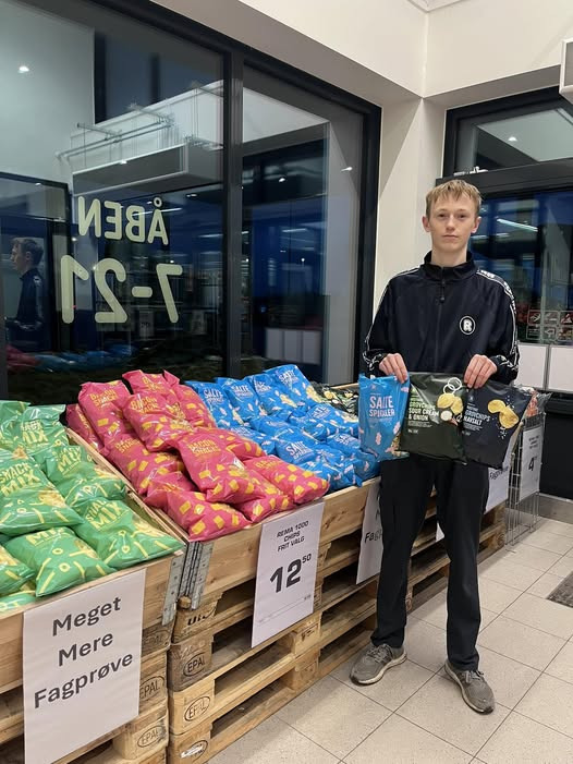 Rema 1000 Slots Bjergby inviterer til chips-smagning med elev Tobias' fagprøveprojekt.