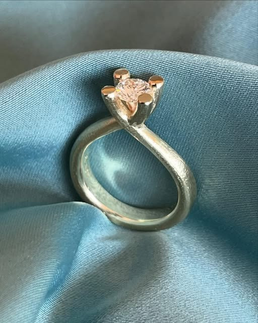 Guldsmed Lütken overvejer ny solitærering med diamant-tvist