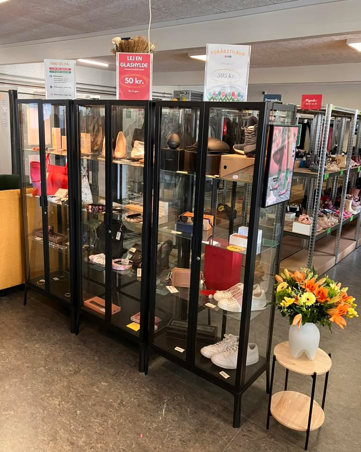 2HandStore tilbyder glashyldeudlejning til dine varer for kun 50 kr.