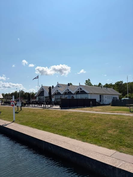 Pennas Restaurant byder velkommen på terrassen med havneudsigt