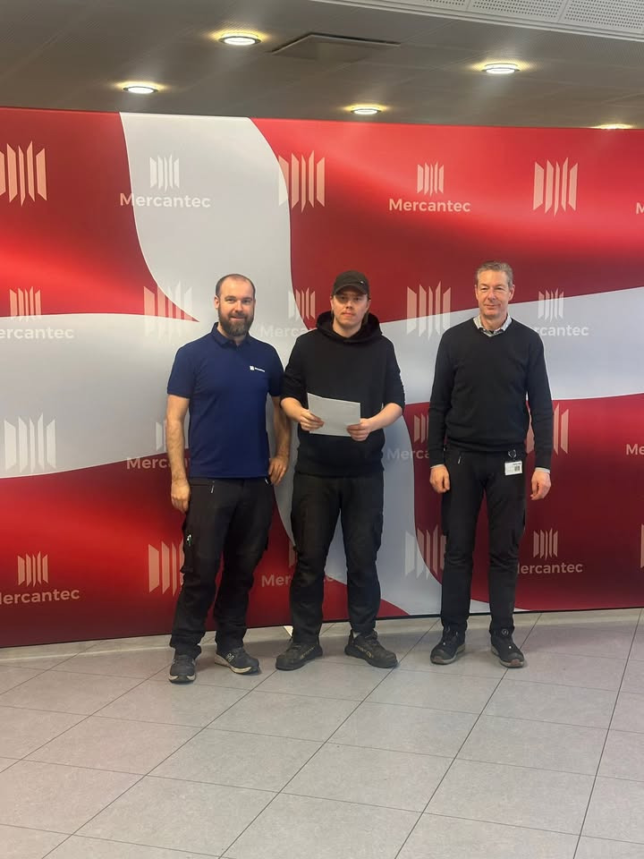 EM AUTOCENTER ApS ønsker god jul og markerer lærlingens afsluttede uddannelse