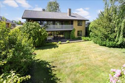 Spændende og rummelig villa med udsigt til sø- og stisystem i attraktive Brårup