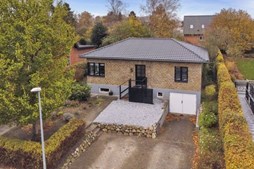 Til salg hos Nybolig Hedensted: Flot, istandsat bungalow med dejlig baghave