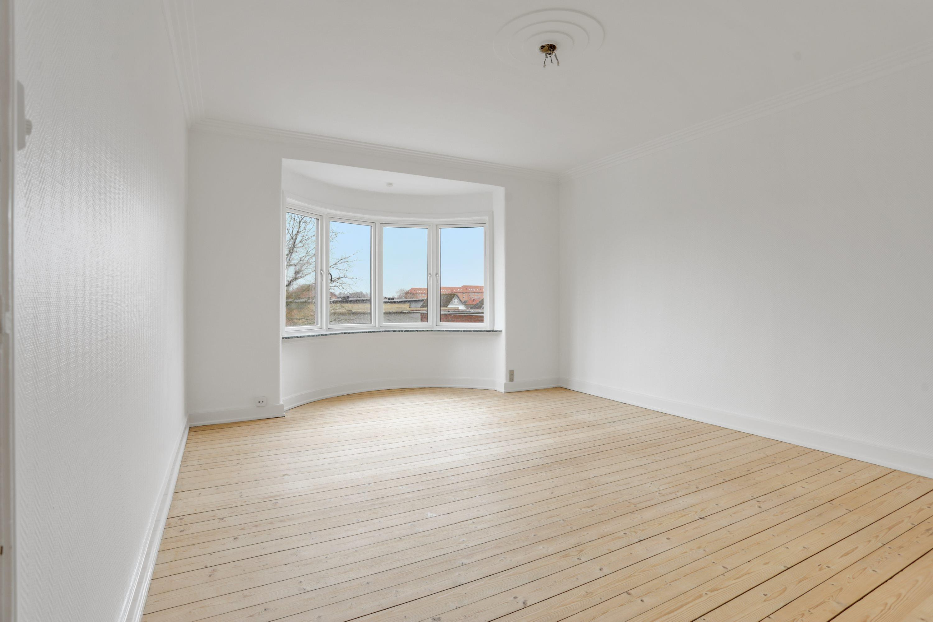 Lys, luft og charme – smuk 2V’er i Aalborgs attraktive Vestby