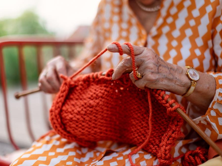 Kom ned i gear med håndarbejde og hyggelæsning på Mariager Bibliotek