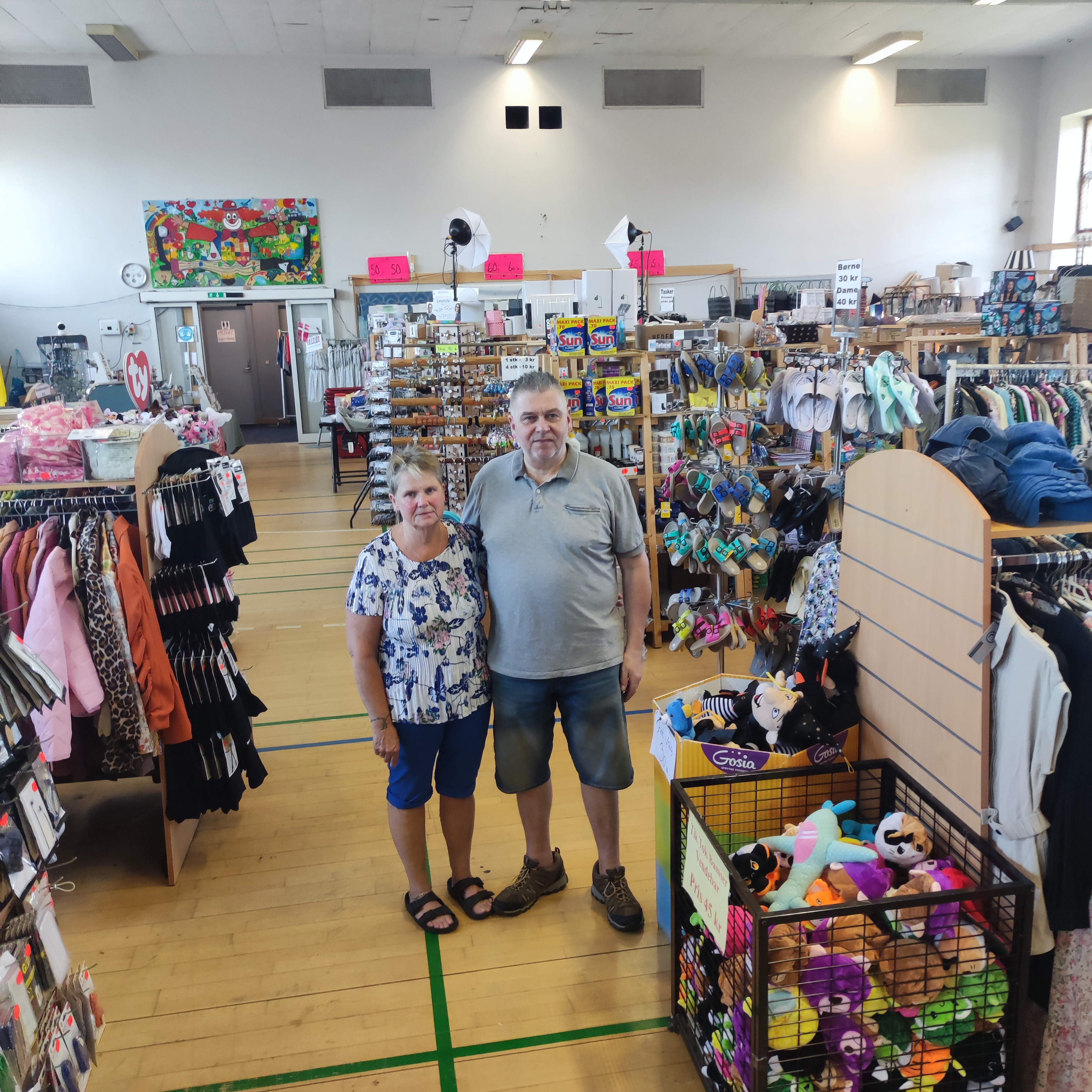 Rie & Henriks Tøjbiks: En hjertevarm tøjrejse fra kælder til kaserne