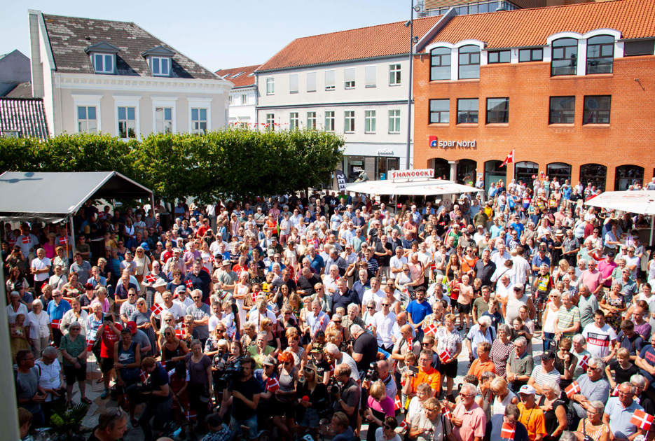 Storskærmsvisning af de to sidste etaper af Tour de France 2024 på Rådhustorvet i Skive