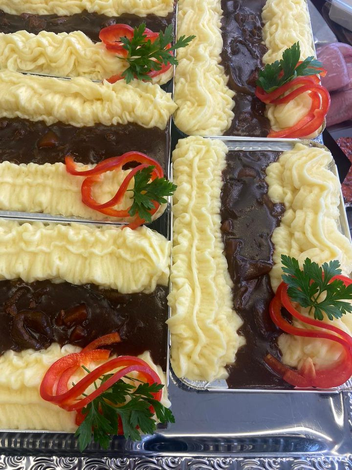 Lune retter hos Elling Slagterforretning – nyd bøf med mos eller skinkegullash i dag