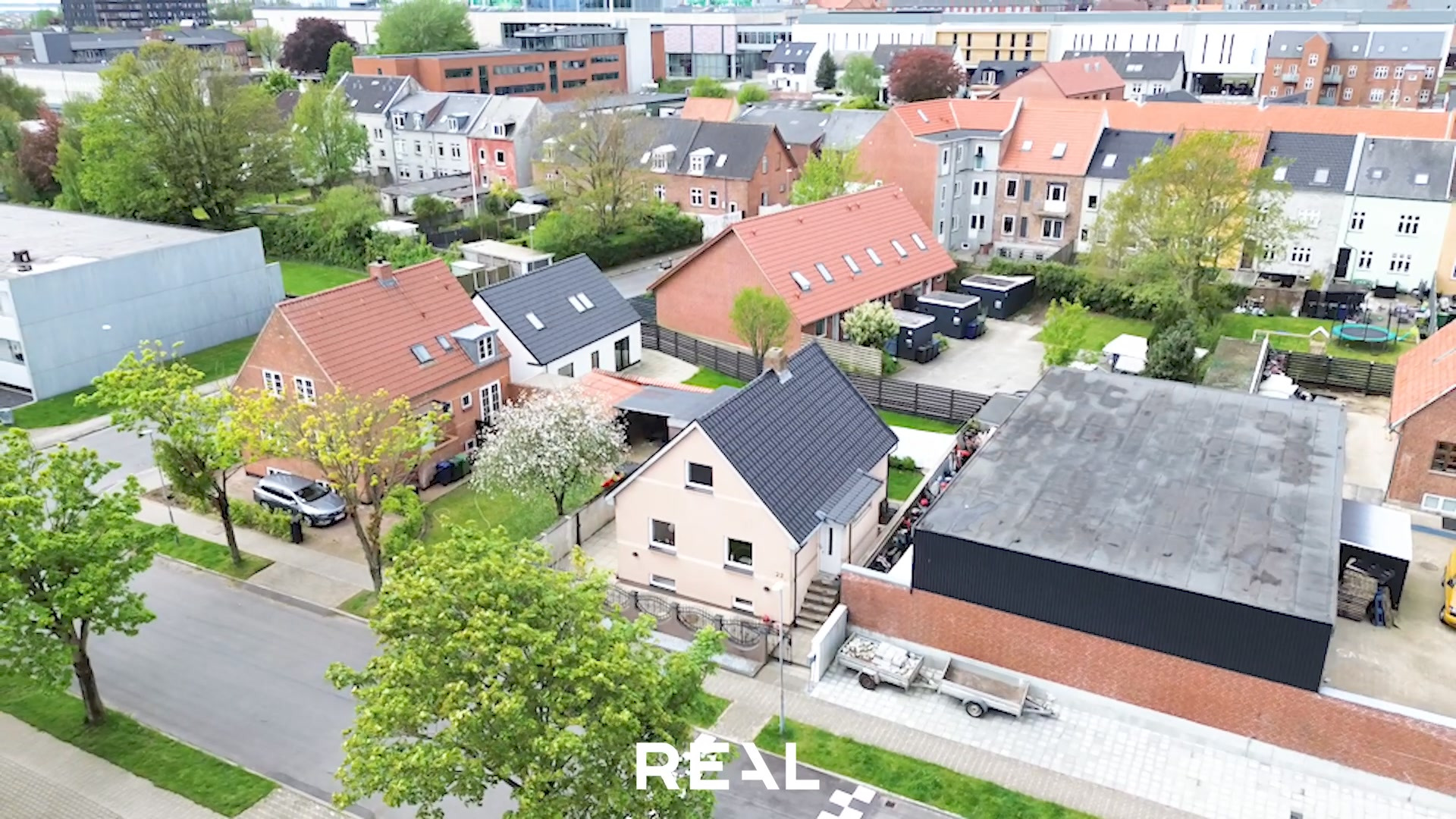 Toprenoveret villa på Rørkjærsgade 22 til salg: 195 etagemeter, god beliggenhed og moderne faciliteter