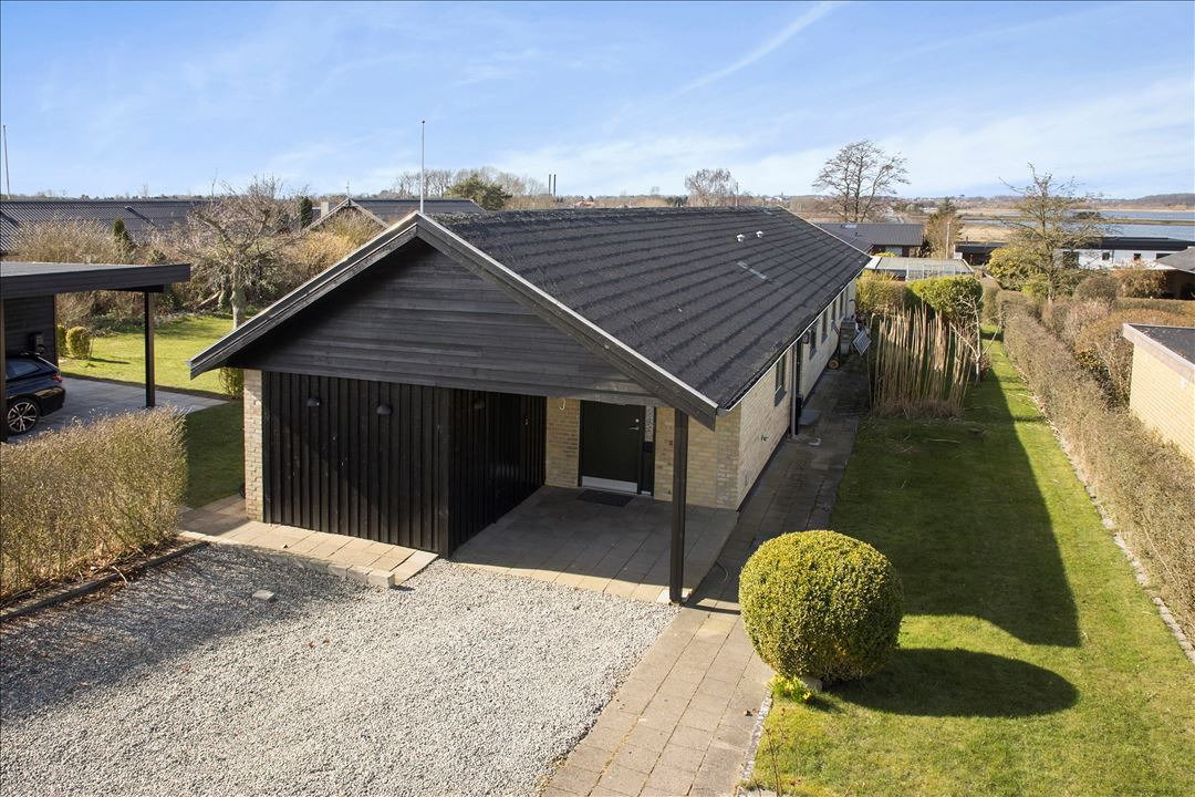 Dejlig og velholdt etplansvilla




(Få et levende indtryk - se den flotte 3D-film under nyttige links)