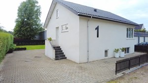Indbydende og renoveret villa med god kælder i Lindholm fra Mæglerhuset