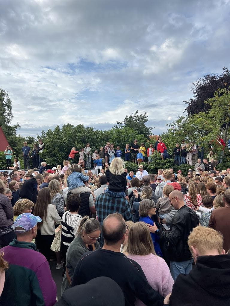 Festlig hønsebingo i Svaneke: Sjov og støtte til musik